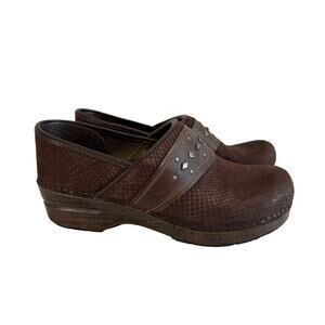 Dansko Pavan Clogs Womens 39 US 8.5-9 Brown Leather Croc Embossed Nurse Studded
